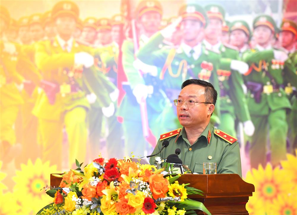  Trung tướng, PGS.TS Phan Xuân Tuy, Giám đốc Học viện Chính trị CAND trình bày đề dẫn tại Hội thảo