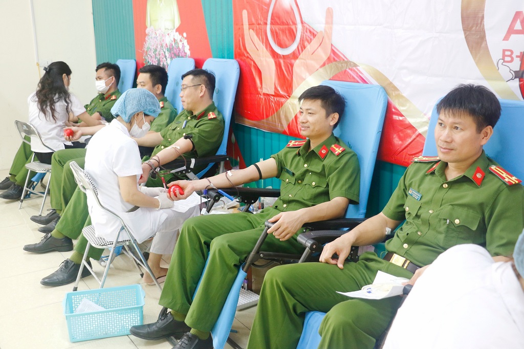 Đông đảo lãnh đạo, cán bộ, chiến sĩ các phòng nghiệp vụ thuộc khối Cơ quan Cảnh sát điều tra Công an tỉnh Nghệ An tham gia hiến máu