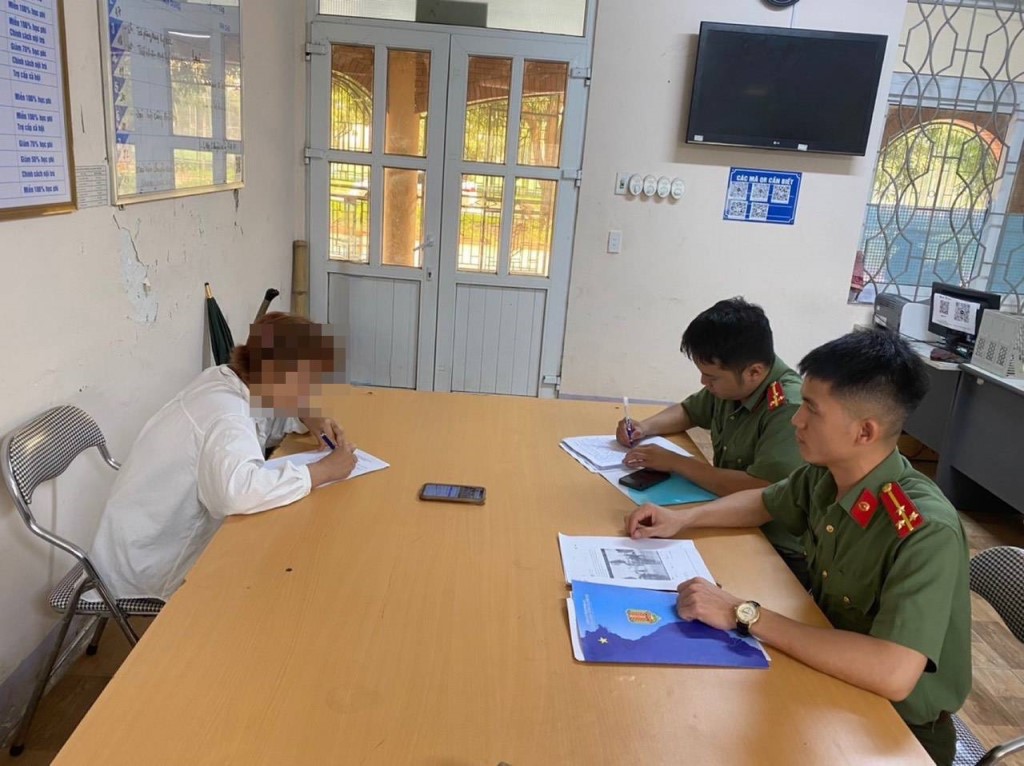 Phòng An ninh chính trị nội bộ làm việc với nữ sinh L.T.T.
