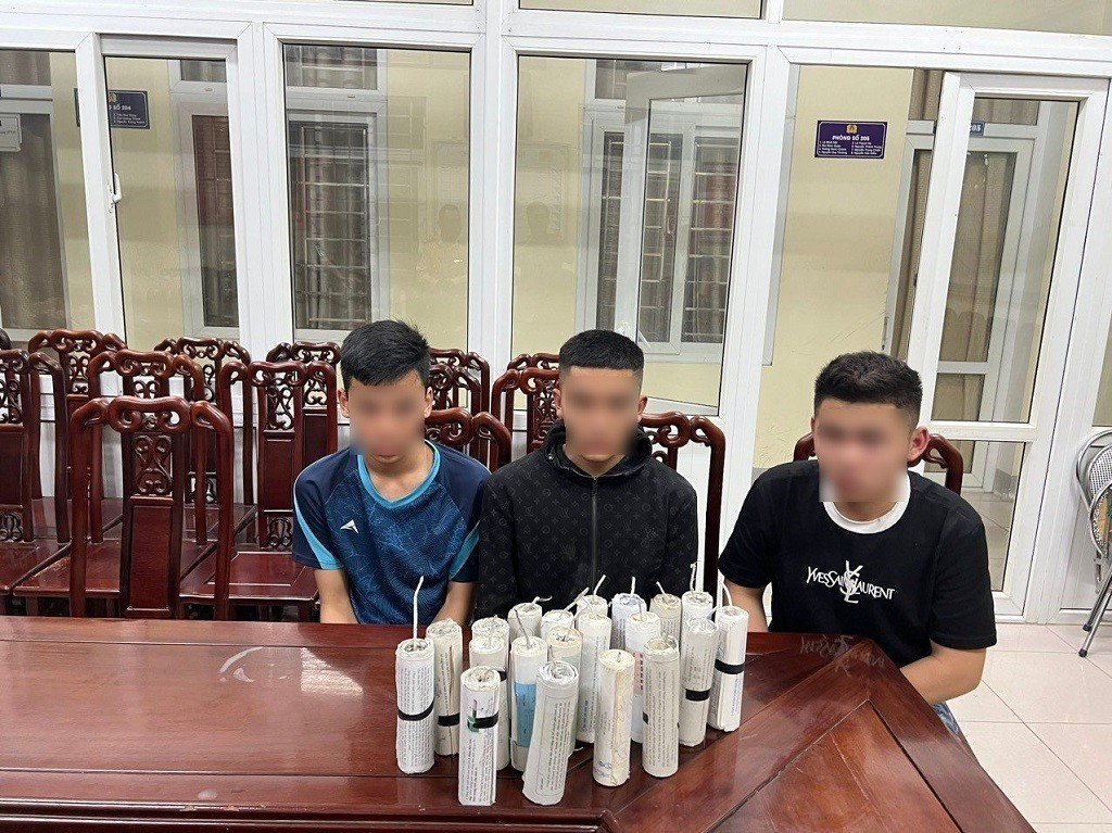 Nhóm thanh, thiếu niên với tang vật - số pháo tự cuốn