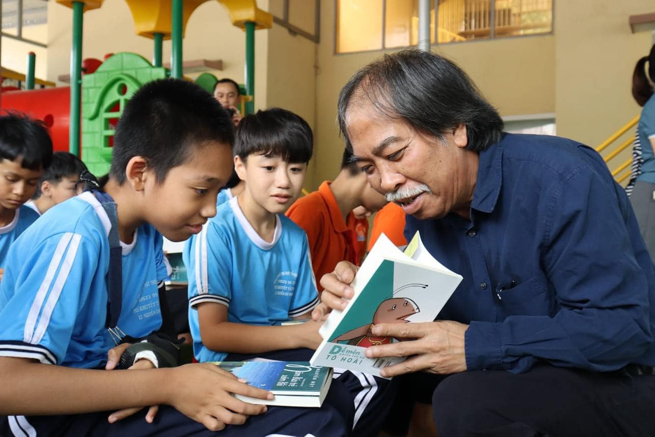 Chủ tịch Hội Nhà văn Việt Nam – Nguyễn Quang Thiều giới thiệu sách đến độc giả nhỏ tuổi.