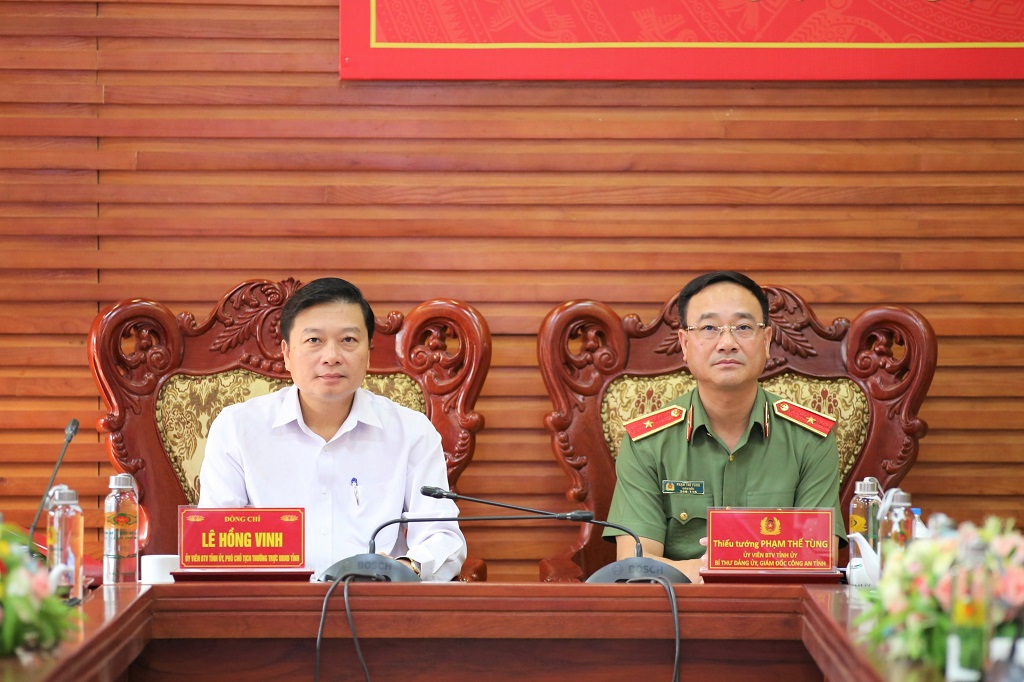 Tại điểm cầu Công an Nghệ An, các đồng chí: Lê Hồng Vinh - Phó Chủ tịch Thường trực UBND tỉnh; Thiếu tướng Phạm Thế Tùng - Giám đốc Công an tỉnh đồng chủ trì hội nghị