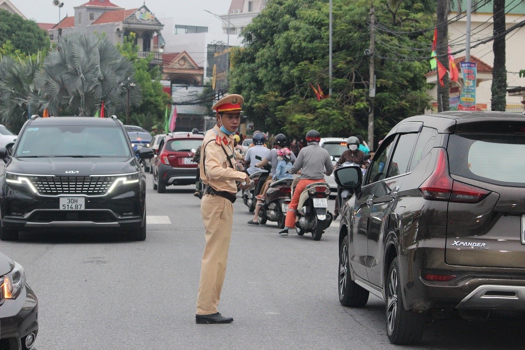 Công an thành phố Vinh điều tiết, phân luồng đảm bảo TTATGT