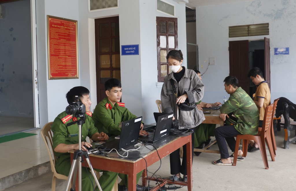 Trong dịp nghỉ lễ, Công an phường Quỳnh Dị, Hoàng Mai đảm bảo quân số để giải quyết các thủ tục cho người dân