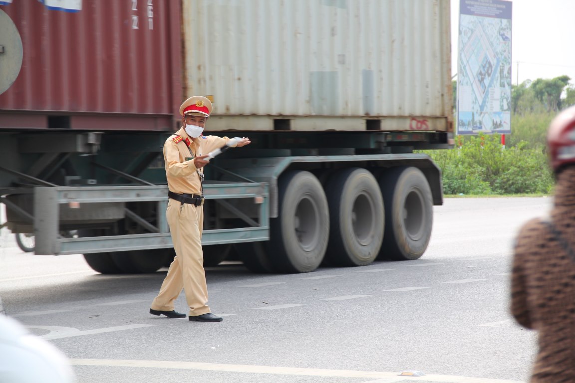Cán bộ CSGT Công an thành phố Vinh phân luồng giao thông giữa thời tiết nắng nóng gay gắt (ảnh chụp chiều 28/4/2023)