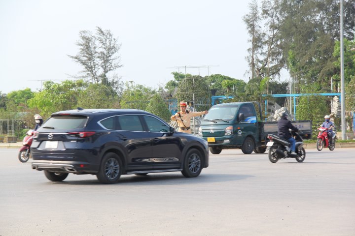 Tại các giao lộ luôn có lực lượng CSGT thường trực để phân luồng và hướng dẫn giao thông