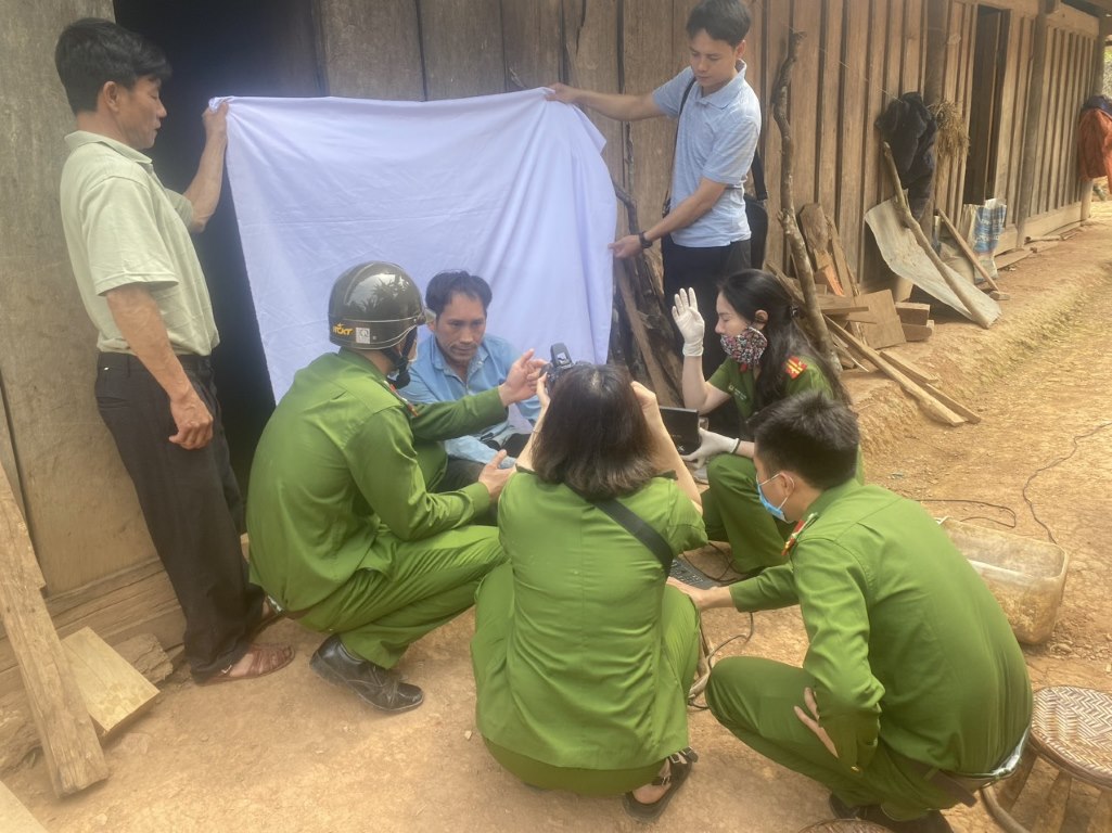 Các thiết bị để làm CCCD khá lỉnh kỉnh và chuyên dụng nên cần nhiều cán bộ phối hợp khi làm căn cước cho một công dân