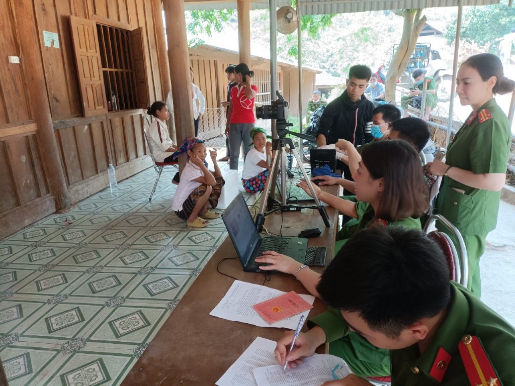 Nhờ nắm chắc địa bàn nên lực lượng Công an xã tập hợp người dân ở điểm thu thập nhanh và hiệu quả