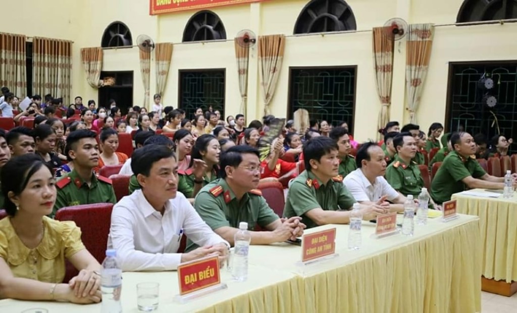 Các đại biểu dự buổi lễ 