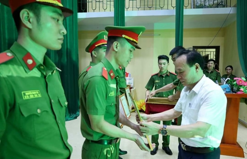 Tặng Giấy khen cho các học viên