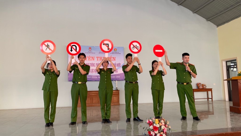 Đoàn sinh viên thực hành chính trị - xã hội Học viện CSND, Bộ Công an phối hợp với Công an huyện Nam Đàn tuyên truyền trật tự an toàn giao thông, phòng chống tai nạn đuối nước, phòng chống bạo lực học đường trong trường học tại xã Nam Giang