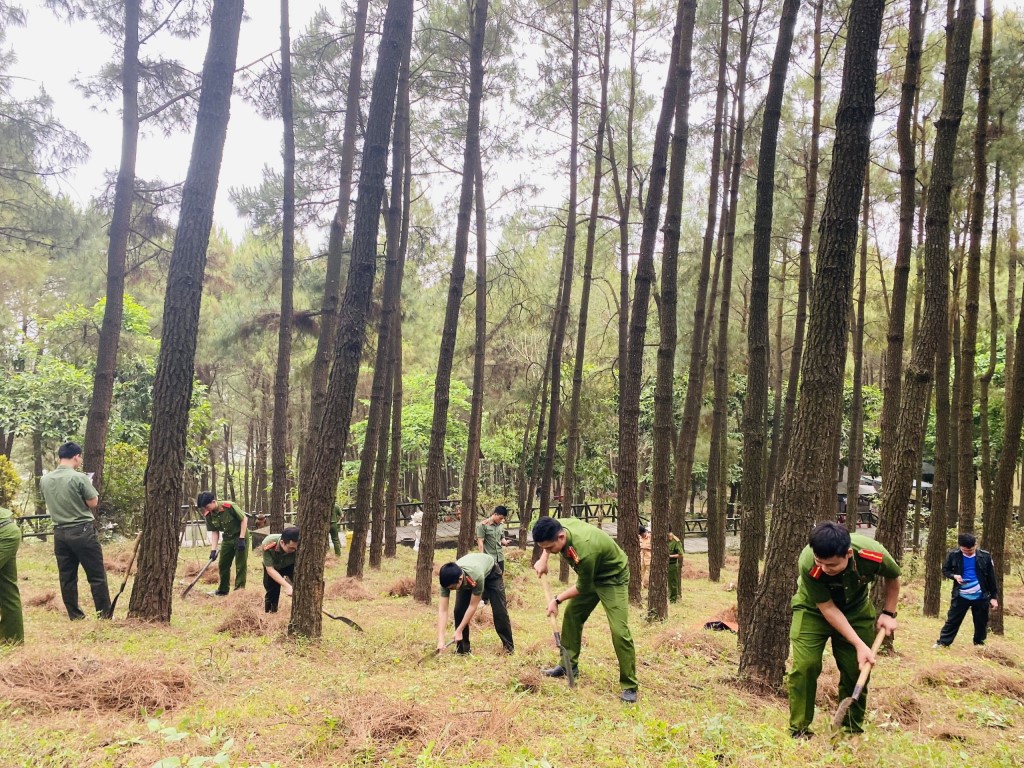 Đoàn sinh viên thực hành chính trị - xã hội Học viện CSND, Bộ Công an phối hợp với Đoàn Thanh niên Công an huyện Nam Đàn tổ chức Chương trình phát đường băng cản lửa, thu gom thực bì tại Khu Mộ Bà Hoàng Thị Loan, Thân mẫu Chủ tịch Hồ Chí Minh (xã Nam Giang, huyện Nam Đàn)