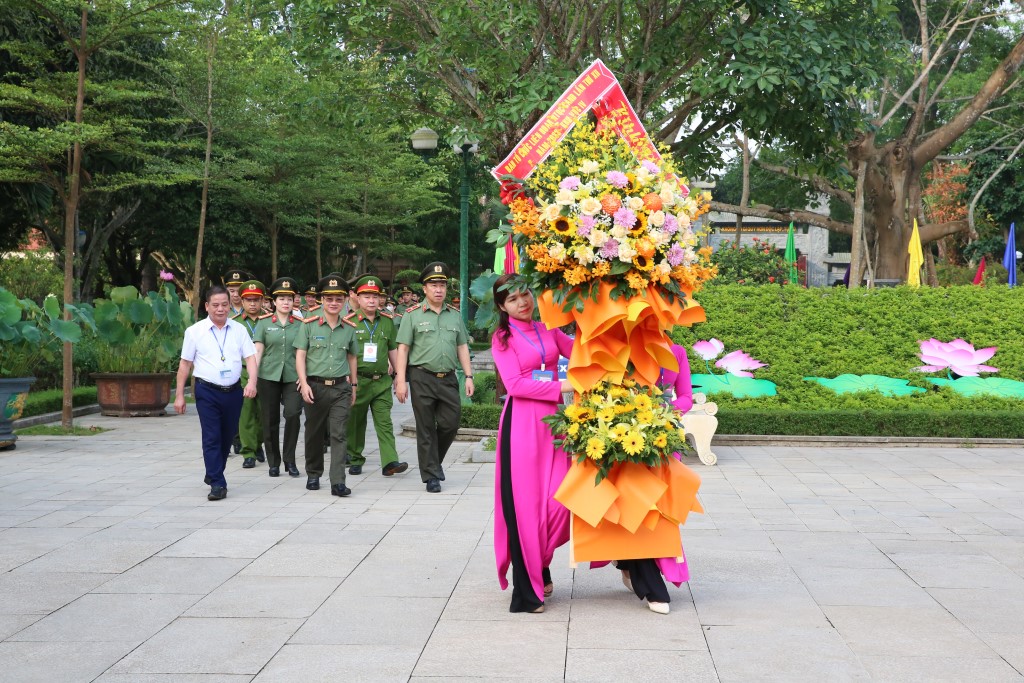 Đồng chí Thiếu tướng, NSND Nguyễn Công Bẩy, Phó Cục trưởng Cục Công tác đảng và công tác chính trị, Phó Trưởng ban Thường trực Ban Tổ chức Liên hoan cùng đại diện 22 đoàn nghệ thuật dâng hoa, dâng hương Chủ tịch Hồ Chí Minh tại Khu Di tích Kim Liên (huyện Nam Đàn)