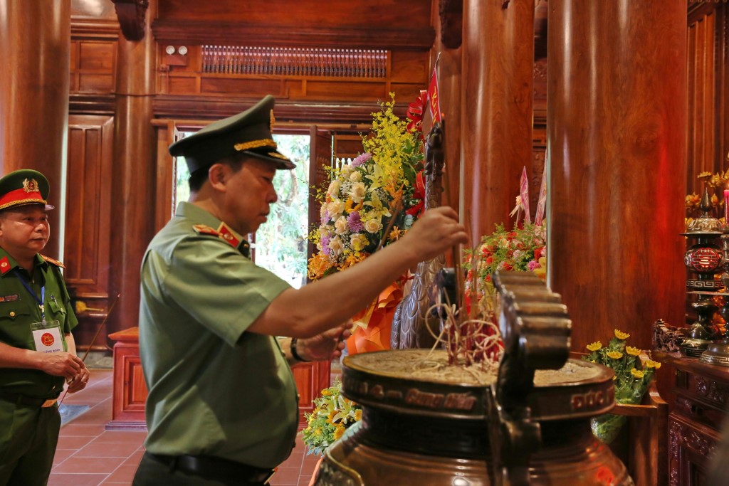 Đồng chí Thiếu tướng, NSND Nguyễn Công Bẩy, Phó Cục trưởng Cục Công tác đảng và công tác chính trị dâng nén hương tưởng niệm công ơn to lớn của Chủ tịch Hồ Chí Minh