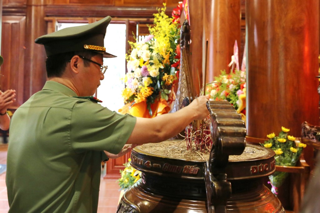 Đồng chí Thượng tá Trần Ngọc Tuấn, Phó Giám đốc Công an tỉnh Nghệ An dâng nén hương tưởng niệm công ơn to lớn của Chủ tịch Hồ Chí Minh