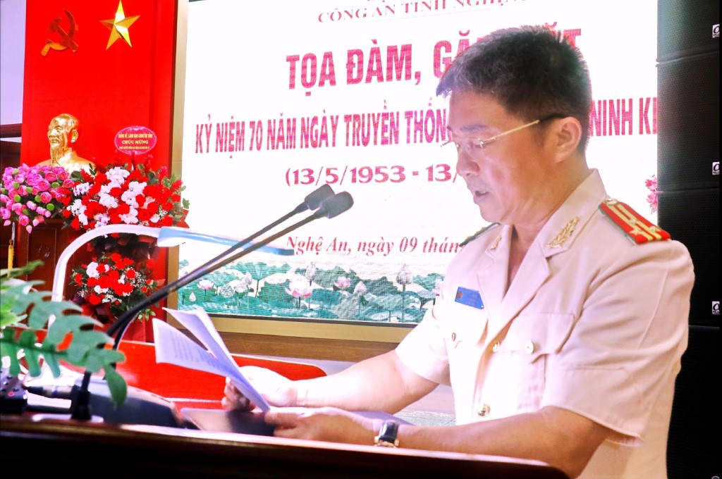 Đại diện lãnh đạo Phòng An ninh kinh tế phát biểu tại buổi lễ