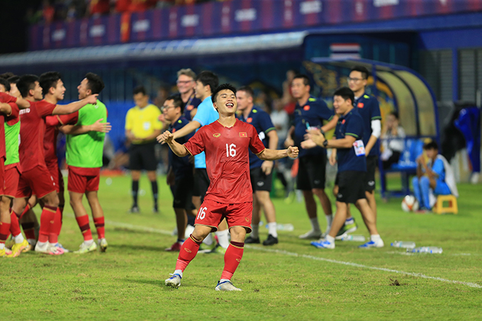 Nhật Nam phấn khích sau khi ghi bàn gỡ hòa cho U22 Việt Nam. Ảnh: bongdaplus.