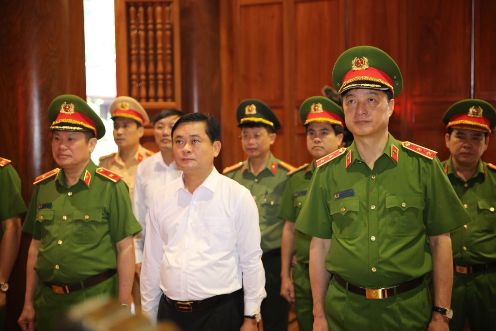 Đồng chí Thứ trưởng Nguyễn Duy Ngọc và đồng chí Bí thư Tỉnh ủy Thái Thanh Quý tưởng niệm  Chủ tịch Hồ Chí Minh