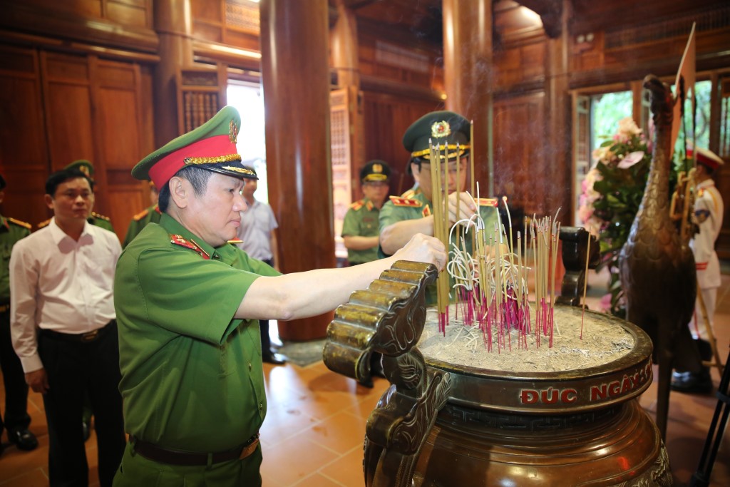Lãnh đạo các Cục nghiệp vụ Bộ Công an dâng hương tưởng niệm Chủ tịch Hồ Chí Minh