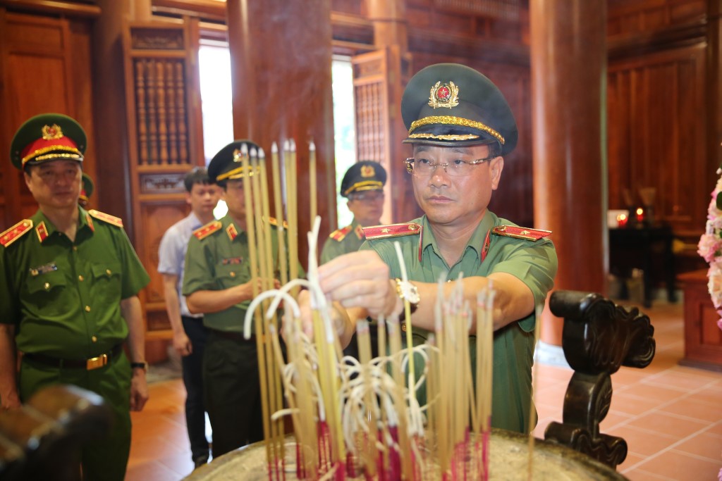 Đồng chí Thiếu tướng Phạm Thế Tùng, ủy viên Ban Thường vụ Tỉnh ủy, Giám đốc Công an tỉnh dâng hương tưởng niệm Chủ tịch Hồ Chí Minh