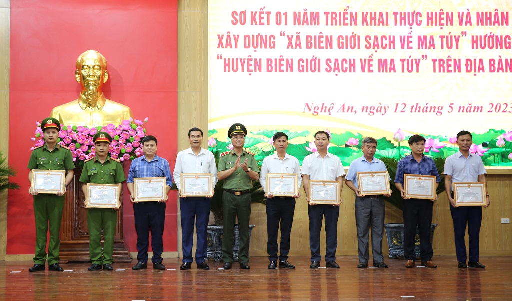 Khen thưởng cho các tập thể, cá nhân có thành tích xuất sắc trong triển khai thực hiện Đề án Xây dựng “Xã biên giới sạch về ma túy