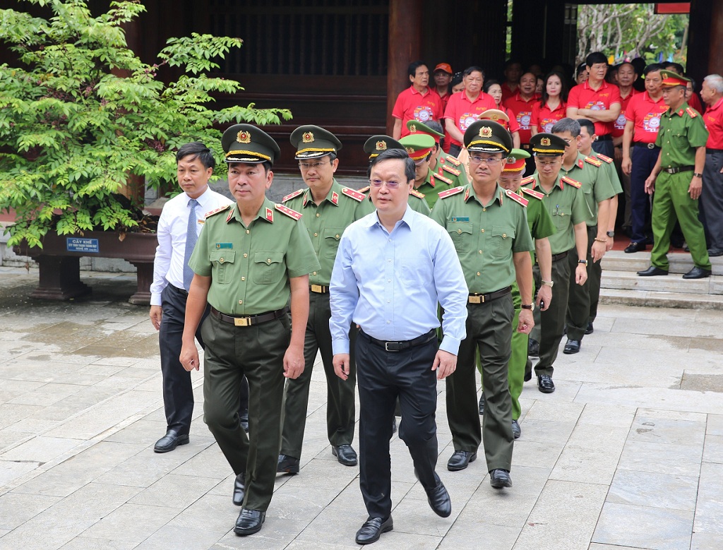 Thứ trưởng Trần Quốc Tỏ và đoàn đại biểu tổ chức dâng hương, dâng hoa tại Khu di tích Kim Liên