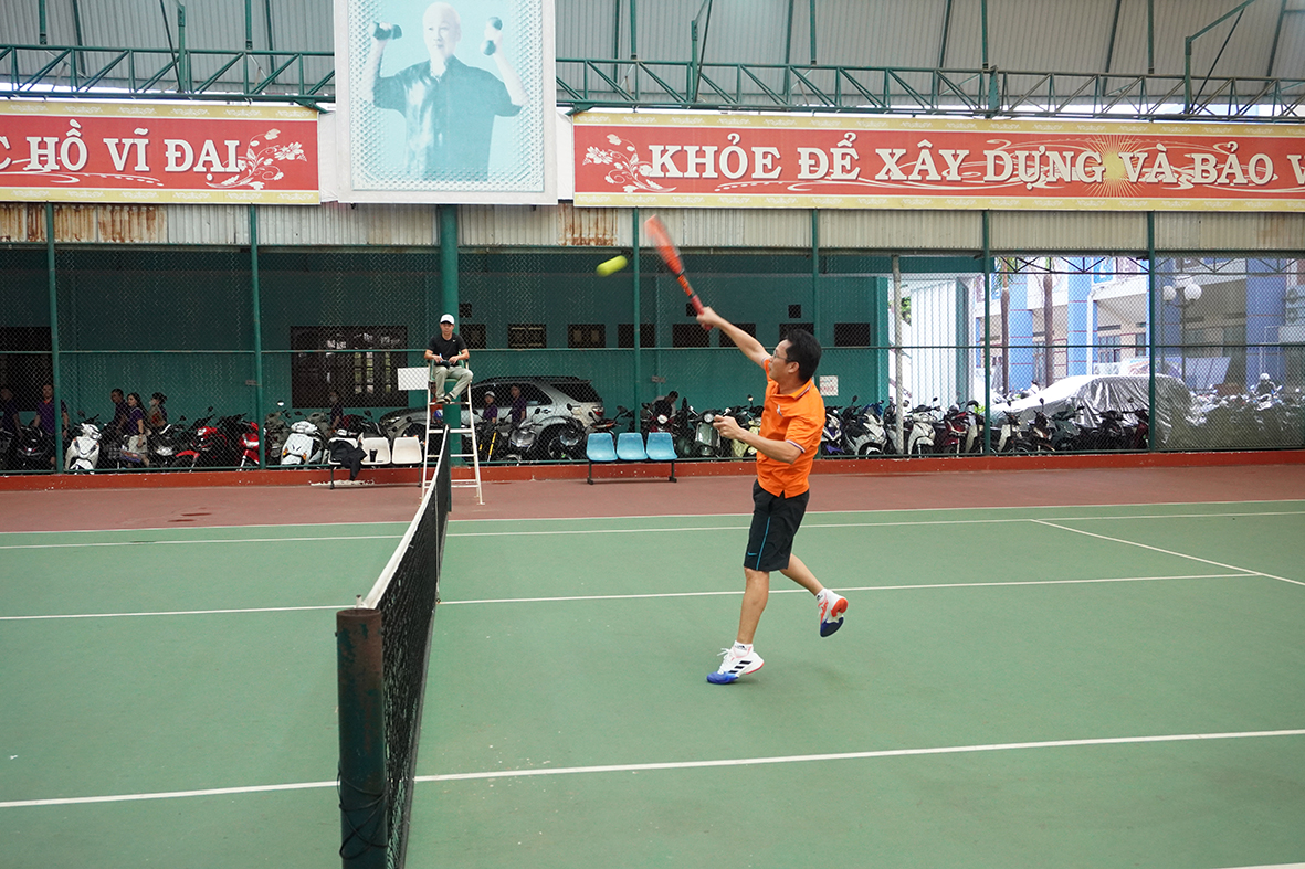 Các VĐV thi đấu môn quần vợt tại hội thao.