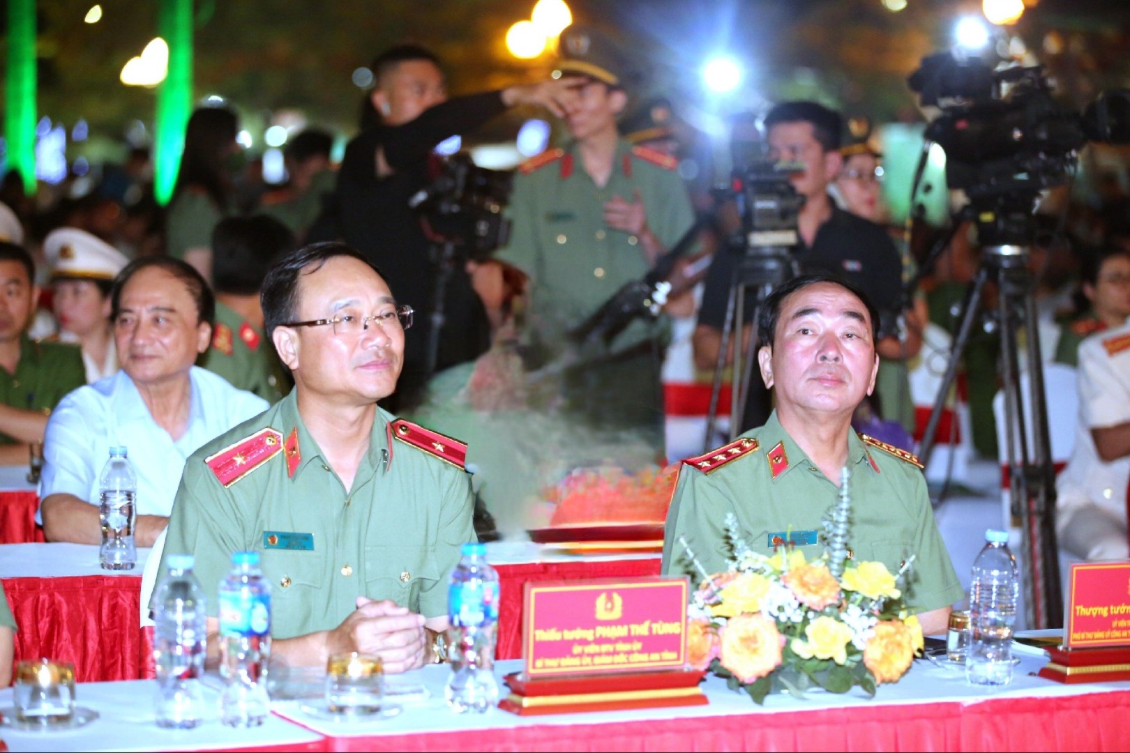 Đồng chí Thượng tướng Trần Quốc Tỏ, Ủy viên Trung ương Đảng, Thứ trưởng Bộ Công an và đồng chí Thiếu tướng Phạm Thế Tùng, Giám đốc Công an tỉnh Nghệ An tham dự