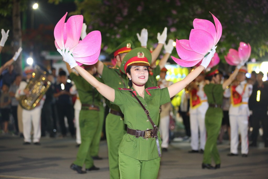 Đan xen những tiết mục biểu diễn của Đoàn quân nhạc còn có các tiết mục múa đầy ấn tượng