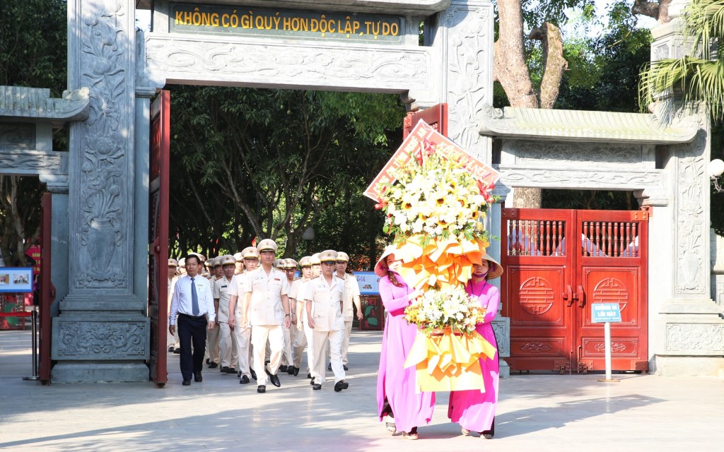 Công an Nghệ An dâng hoa, dâng hương tưởng niệm Chủ tịch Hồ Chí Minh