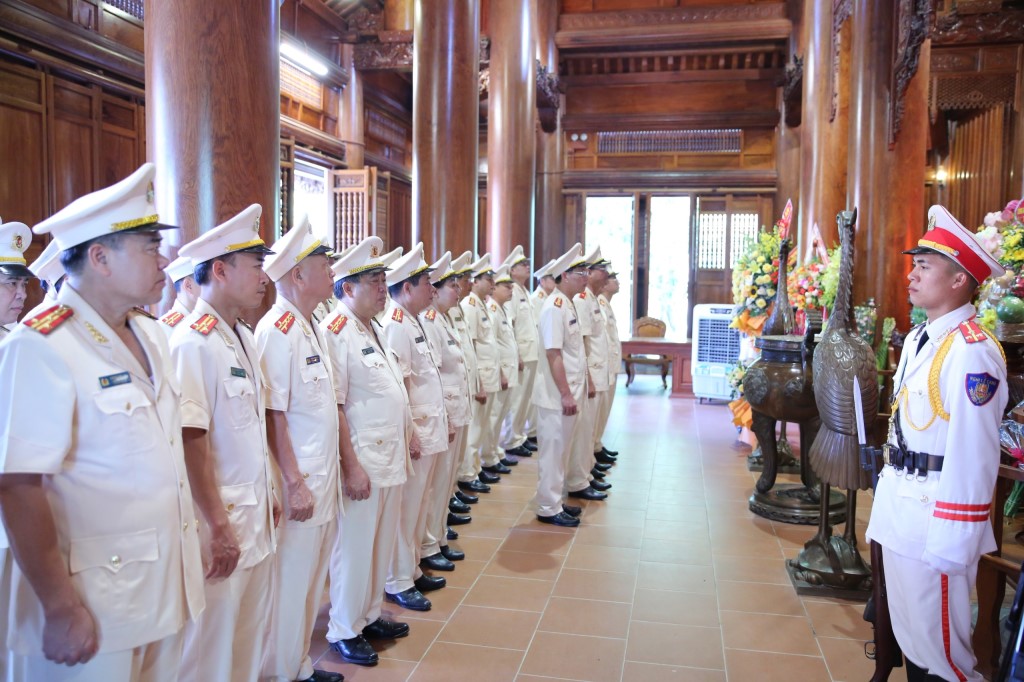 Đoàn đại biểu Công an tỉnh thành kính dâng lẵng hoa tươi thắm và nén hương thơm tưởng nhớ công ơn trời biển của Chủ tịch Hồ Chí Minh