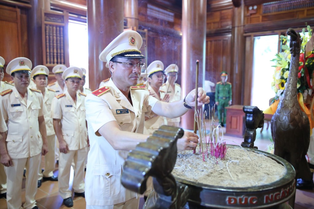 Đồng chí Thiếu tướng Phạm Thế Tùng, Giám đốc Công an tỉnh dâng hương tưởng niệm Chủ tịch Hồ Chí Minh
