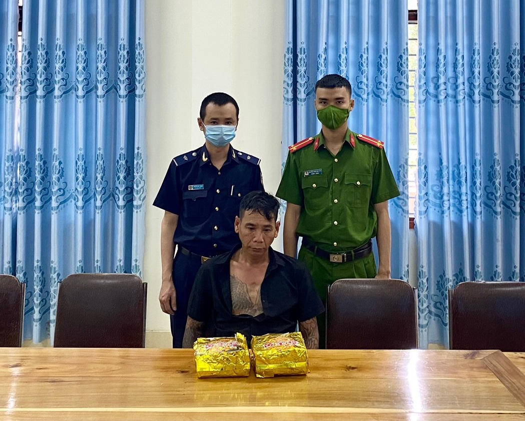 Đối tượng Nguyễn Văn Sơn cùng tang vật chuyên án cơ quan chức năng thu giữ