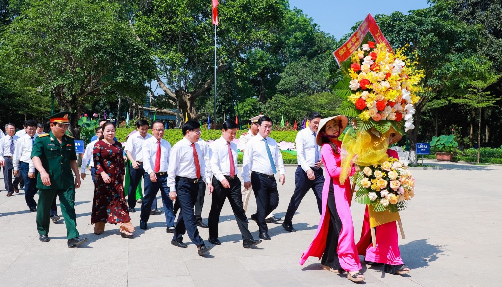   Đoàn đại biểu Tỉnh ủy, HĐND, UBND, Ủy ban Mặt trận Tổ quốc Việt Nam tỉnh Nghệ An về dâng hoa, dâng hương tại Khu Di tích quốc gia đặc biệt Kim Liên, huyện Nam Đàn, tỉnh Nghệ An