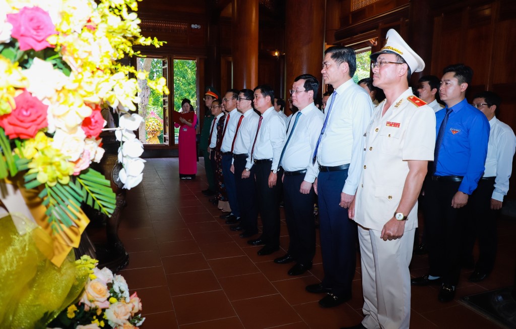   Đồng chí Thiếu tướng Phạm Thế Tùng, Ủy viên Ban Thường vụ Tỉnh ủy, Giám đốc Công an tỉnh và các đồng chí Lãnh đạo tỉnh Nghệ An tưởng niệm Chủ tịch Hồ Chí Minh