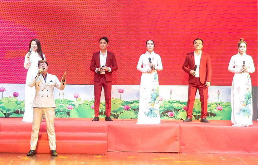 Ca sĩ Công Tuấn và các nghệ sĩ Nhà hát tỉnh trình diễn ca khúc “Nắng ấm trong tim” tại lễ trao giải cuộc thi.