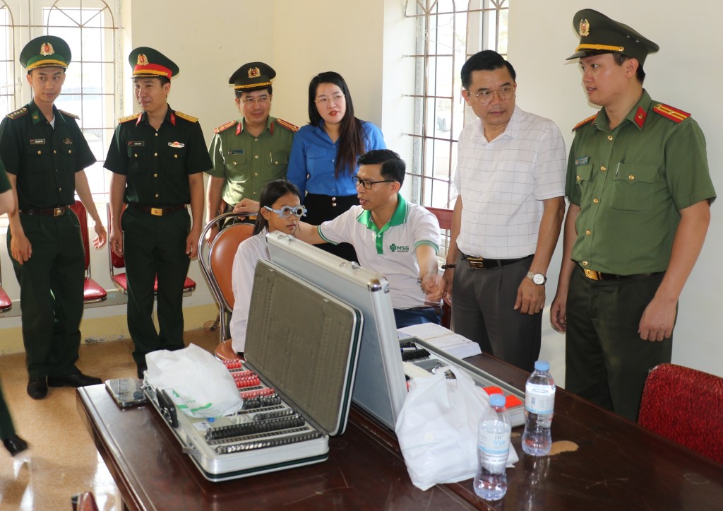 Khám mắt, cấp kính thuốc miễn phí tặng học sinh Trường THCS Nghi Yên
