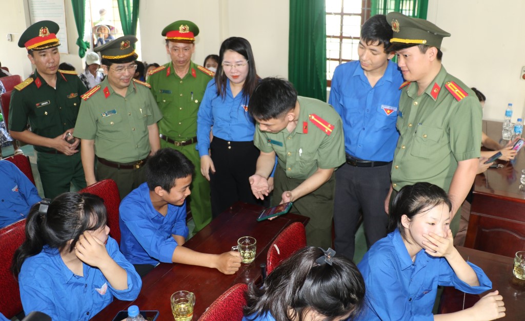 Tuyên truyền, hỗ trợ cài đặt định danh điện tử mức 1 và mức 2 cho bà con nhân dân