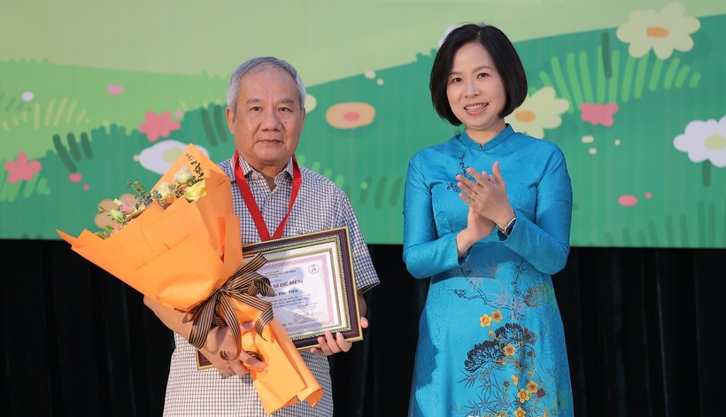Nhà văn Trần Đức Tiến được trao giải “Hiệp sĩ Dế Mèn”. Ảnh: TTXVN