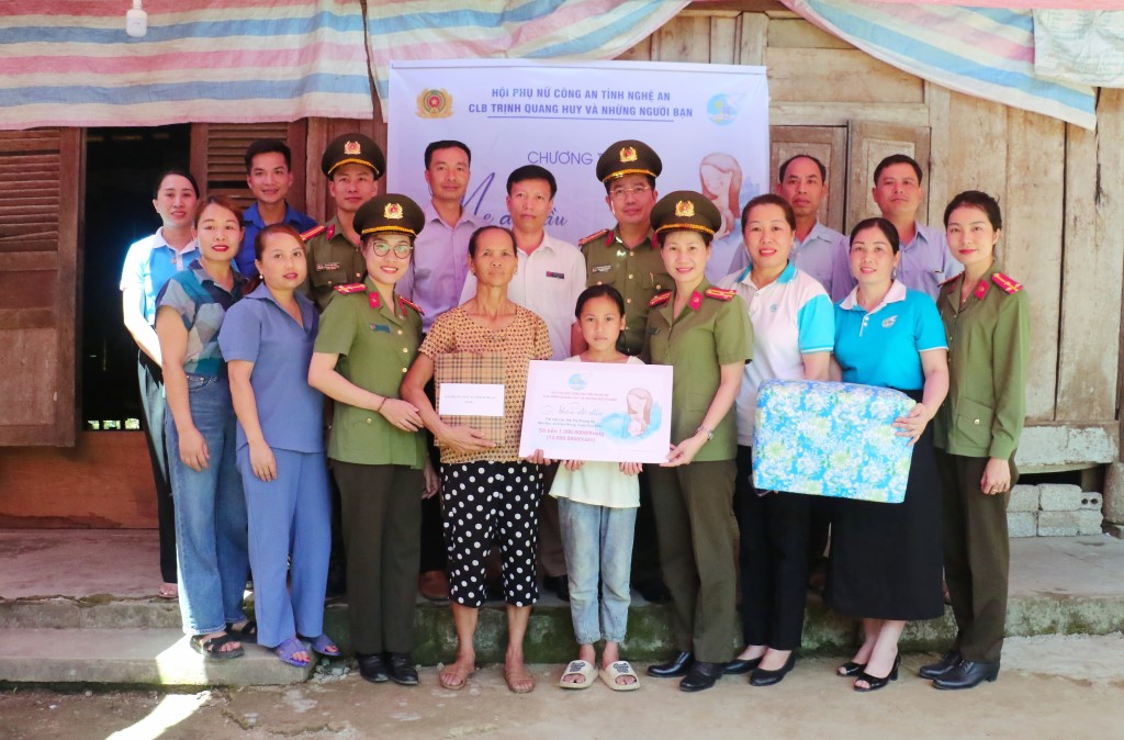 Hội Phụ nữ Công an tỉnh Nghệ An đã phối hợp cùng với Câu lạc bộ “Trịnh Quang Huy và những người bạn” tổ chức Lễ nhận đỡ đầu, hỗ trợ, chăm sóc, nuôi dưỡng em Phan Hoàng Linh Đan có hoàn cảnh đặc biệt khó khăn trên địa bàn xã Châu Hạnh