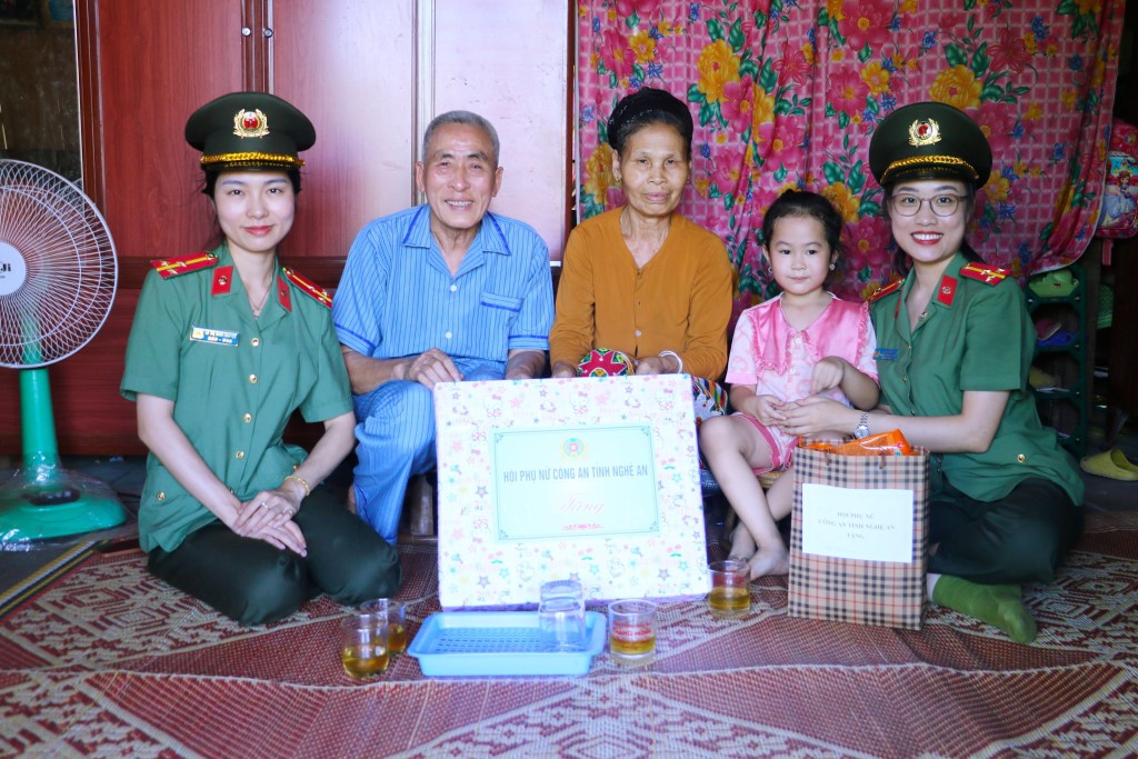 Thăm hỏi, động viên và trao  quà hỗ trợ cho em Hoàng Thị Thu Hằng, Bản Cánh Tráp, xã Tam Thái, huyện Tương Dương