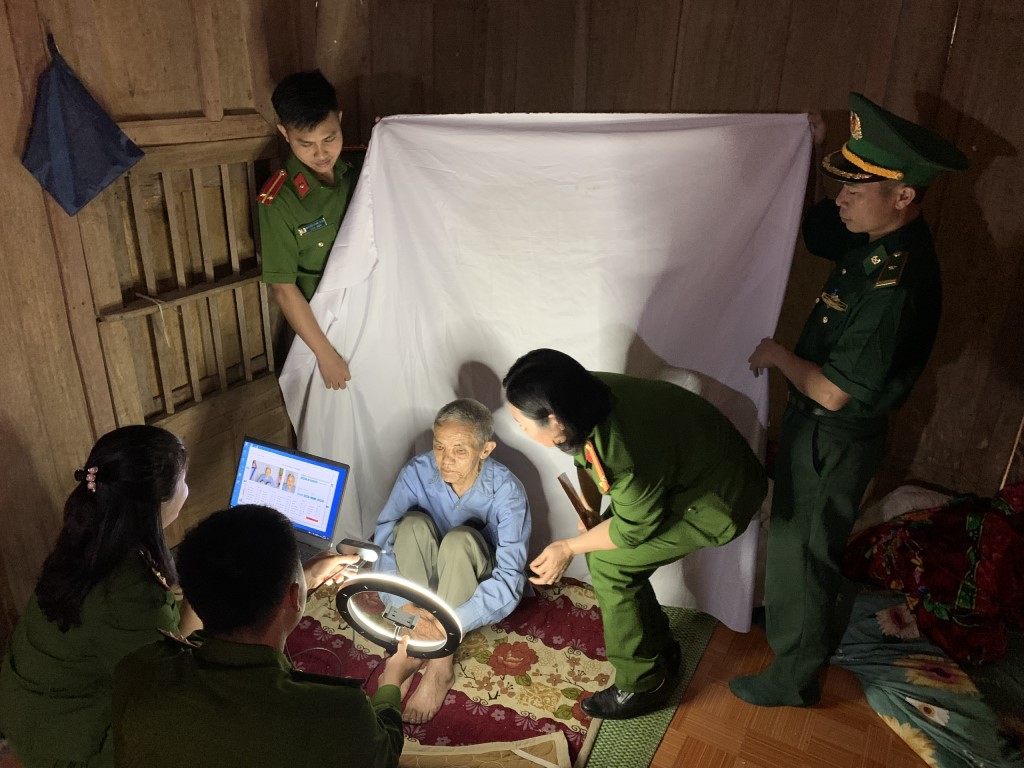 Công an huyện Kỳ Sơn đang gấp rút hoàn thành làm CCCD cho những công dân cuối cùng trên địa bàn (đủ điều kiện), cố gắng về đích sớm trong chiến dịch “70 ngày, đêm”