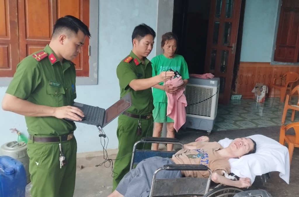 Công an huyện Thanh Chương đến tận nhà làm CCCD cho người già, người ốm yếu, neo đơn…