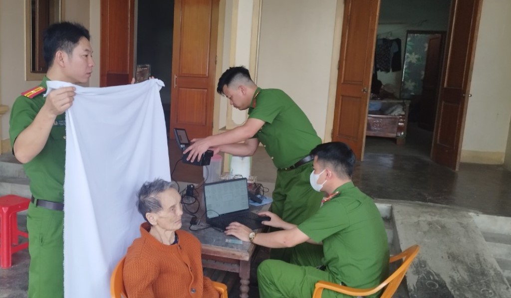 Công an huyện Thanh Chương đang nỗ lực thu nhận hồ sơ CCCD cho những công dân (đủ điều kiện) cuối cùng trên địa bàn huyện 