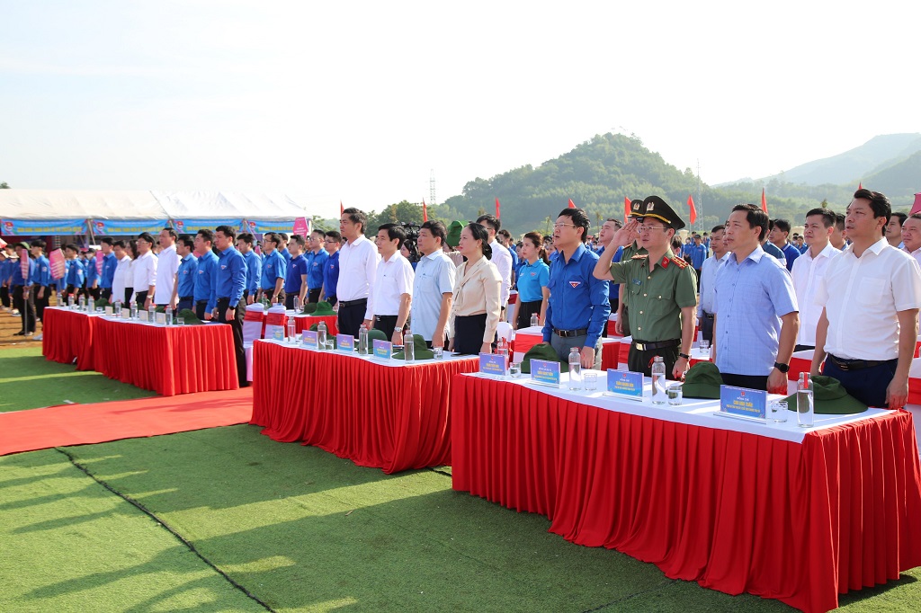 Các đại biểu cùng 1.400 đoàn viên, thanh niên tham dự lễ ra quân
