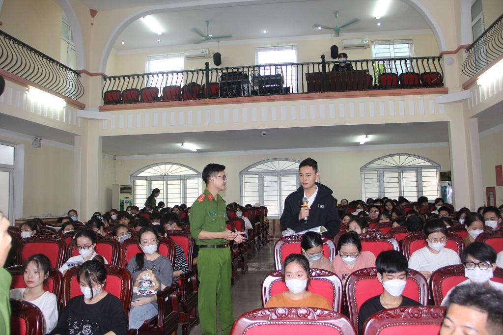 Đoàn Thanh niên Công an tỉnh tuyên truyền phòng, chống tác hại của ma túy và thuốc lá điện tử tại Trường Đại học Y khoa Vinh
