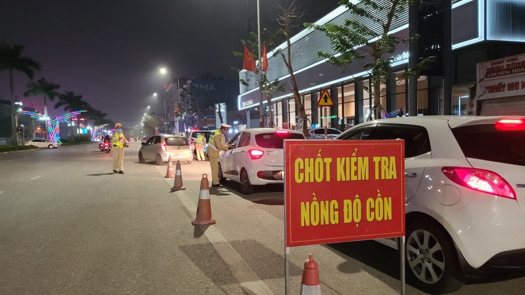 Lực lượng Cảnh sát giao thông tăng cường xử lý nghiêm các trường hợp vi phạm nồng độ cồn khi tham gia giao thông
