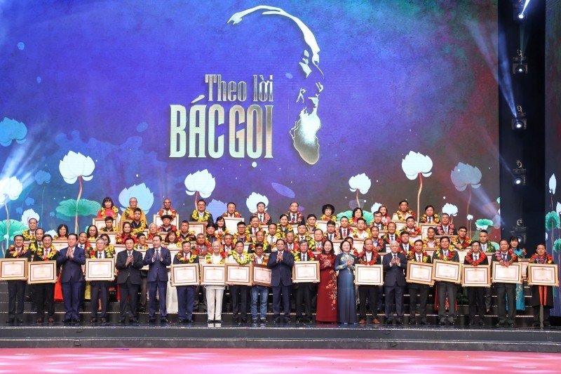 Thủ tướng Phạm Minh Chính với các đồng chí lãnh đạo Đảng, Nhà nước trao Bằng khen của Thủ tướng Chính phủ tặng các điển hình tiên tiến tại hội nghị.