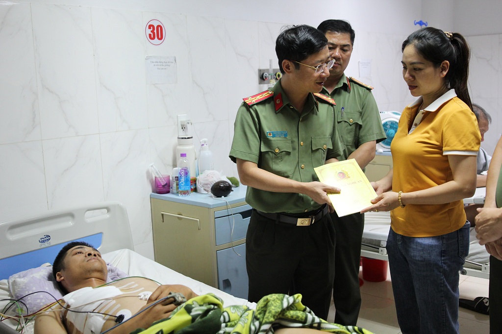 Đoàn thăm hỏi, động viên 02 đồng chí bị thương khi làm nhiệm vụ là Thượng uý Đàm Đình Bốp (SN 1993), Phó Trưởng Công an xã Ea Ktur và Đại uý Lê Kiên Cường (SN 1988), cán bộ Công an xã Ea Ktur