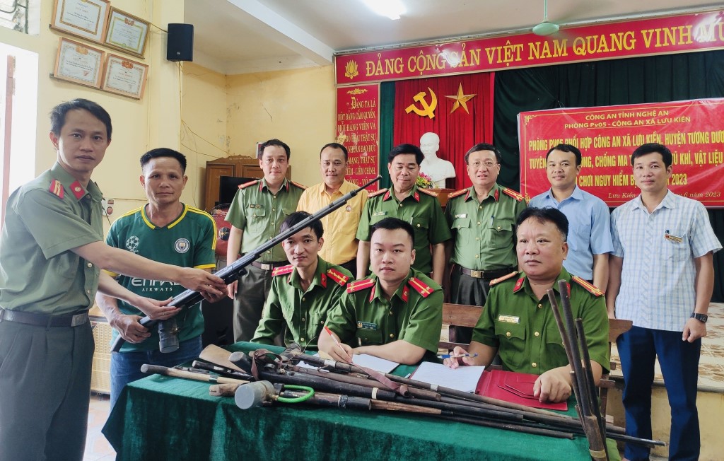 Người dân tự nguyện giao nộp 30 khẩu súng tự chế ngay sau buổi tuyên truyền